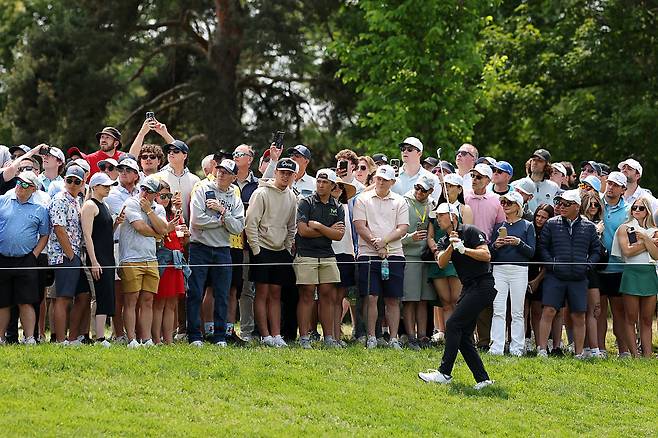 조던 스피스가 지난 2일 미국 오하이오주 더블린의 뮤어필드 빌리지 골프코스에서 열린 PGA 투어 메모리얼 토너먼트 최종라운드에서 러프에 있는 공을 치고 있다.  ｜게티이미지