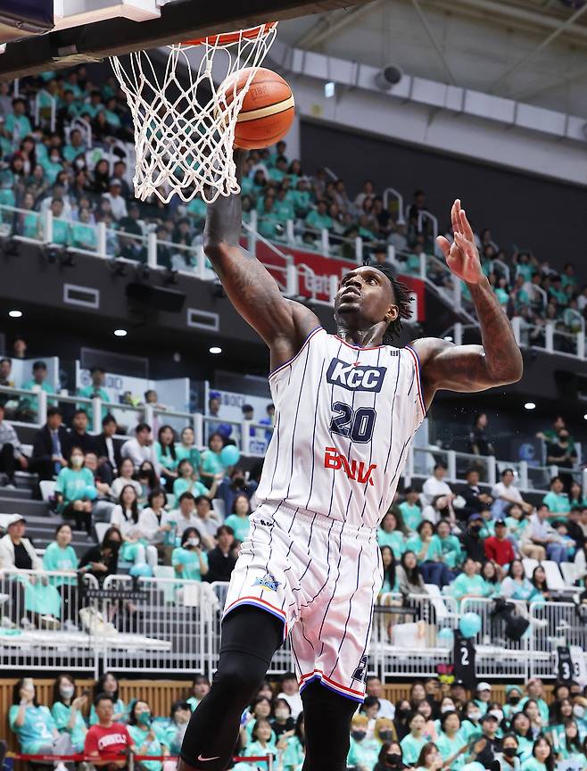 대구 한국가스공사와 계약한 라건아. 연합뉴스