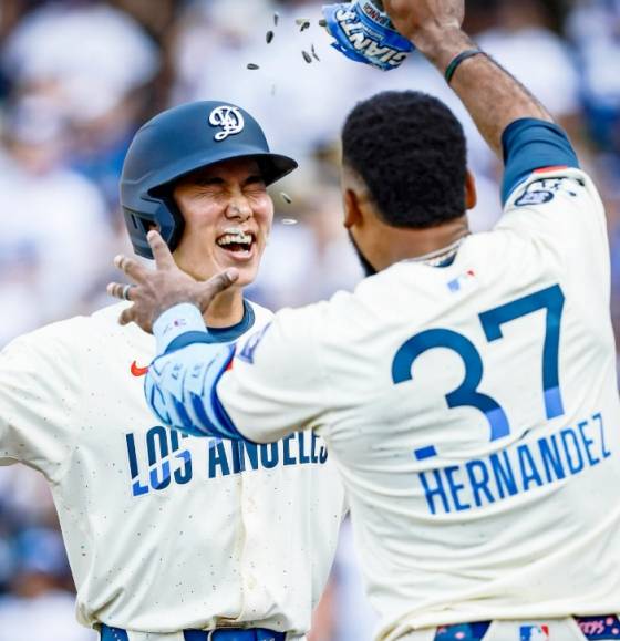 다저스 김혜성(왼쪽)이 1일 2회말 홈런을 터뜨린 뒤 테오스카 에르난데스의 축하를 받고 있다. /사진=LA 다저스 공식 SNS