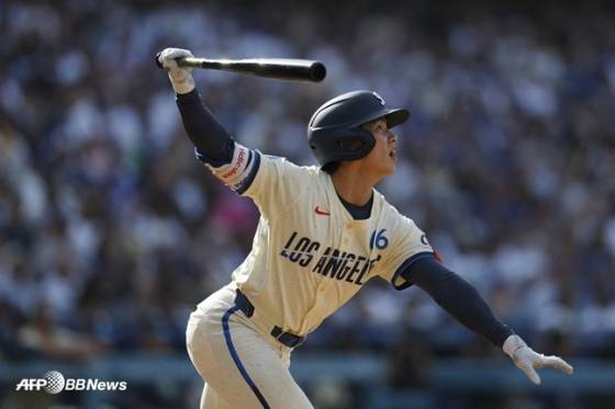 김혜성이 홈런을 날리고 타구를 바라보고 있다. /AFPBBNews=뉴스1