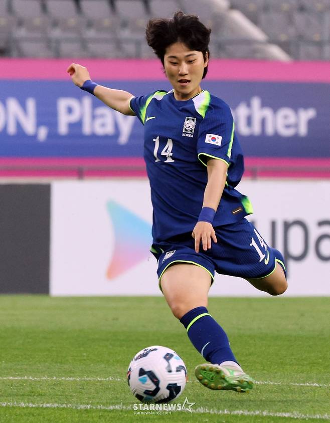 정민영이 2일 용인미르종합운동장에서 열린 국가대표평가전 대한민국과 콜롬비아의 경기에서 전반 초반 선제골을 성공시키고 있다. /사진=강영조 선임기자