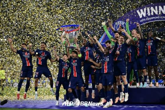 PSG 선수들이 지난 1일(한국시간) 독일 뮌헨의 알리안츠 아레나에서 열린 2024~2025 유럽축구연맹(UEFA) 챔피언스리그(UCL) 우승 세리머니를 하고 있다. /AFPBBNews=뉴스1