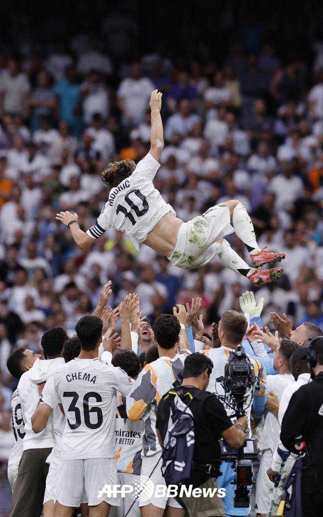 레알 마드리드와 13시즌 동행에 마침표를 찍은 루카 모드리치(위)가 지난달 24일 스페인 마드리드 에스타디오 산티아고 베르나베우에서 열린 레알 소시에다드전을 마친 뒤 동료들로부터 헹가래를 받고 있다. /AFPBBNews=뉴스1