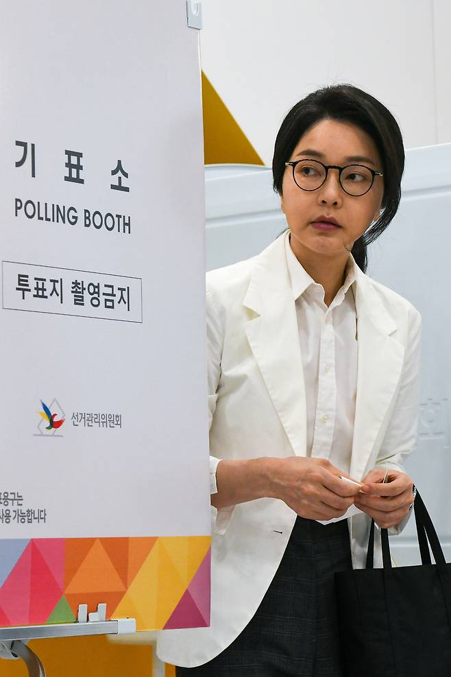 윤석열 전 대통령 배우자인 김건희 여사가 제21대 대통령 선거일인 3일 서울 서초구 원명초등학교에 마련된 서초4동제3투표소에서 기표를 마치고 기표소에서 나오고 있다. 사진공동취재단