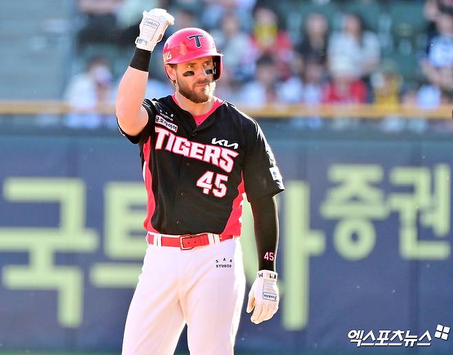 KIA 타이거즈 내야수 패트릭 위즈덤이 정규시즌 경기에 출전해 안타를 친 뒤 세리머니하고 있다. 엑스포츠뉴스 DB