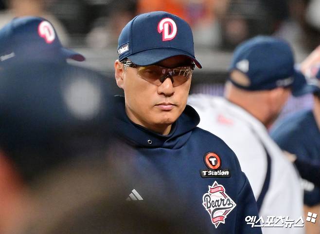 두산 베어스 이승엽 감독이 2일 자진 사퇴 의사를 구단에 전달했다. 구단이 이를 받아들이면서 이 감독은 계약 마지막 해 중도 퇴진하는 불명예를 안게 됐다. 엑스포츠뉴스 DB