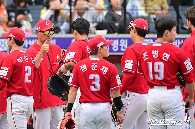 18일 오후 대전 한화생명 볼파크에서 열린 '2025 신한 SOL Bank KBO리그' SSG 랜더스와 한화 이글스의 경기, SSG가 한화에 7:3으로 승리하며 위닝시리즈를 달성했다.  이날 경기에서 승리한 SSG 이숭용 감독이 선수들과 하이파이브를 하고 있다. 엑스포츠뉴스 DB