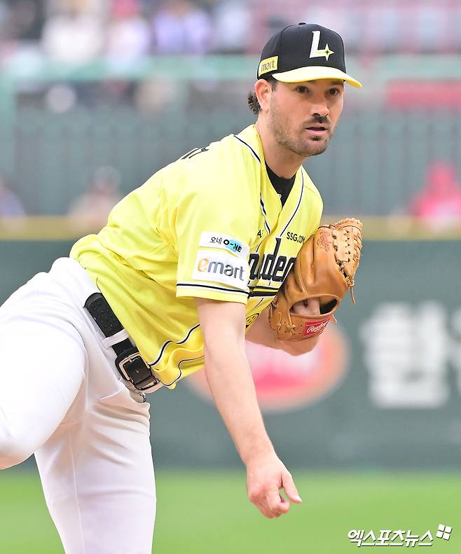 10일 오후 인천SSG랜더스필드에서 열린 '2025 신한 SOL Bank KBO리그' KIA 타이거즈와 SSG 랜더스의 경기, 1회초 SSG 선발투수 앤더슨이 공을 힘차게 던지고 있다. 엑스포츠뉴스 DB