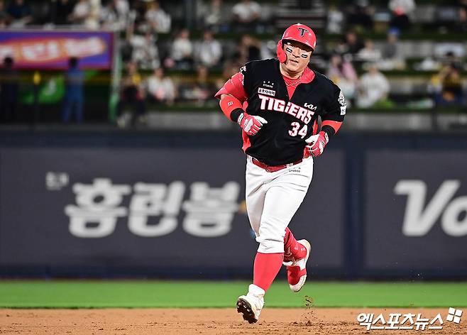 20일 오후 경기도 수원케이티위즈파크에서 열린 '2025 신한 SOL Bank KBO리그' KIA 타이거즈와 KT 위즈의 경기, 6회초 2사 2루 KIA 최형우가 KT 원상현 상대로 2점 홈런을 때려내고 있다. 엑스포츠뉴스 DB