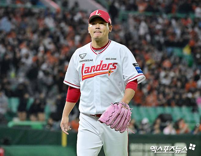 17일 오후 인천SSG랜더스필드에서 열린 '2025 신한 SOL Bank KBO리그' 한화 이글스와 SSG 랜더스의 경기, 7회초 수비를 마친 SSG 노경은이 더그아웃으로 향하고 있다. 엑스포츠뉴스 DB