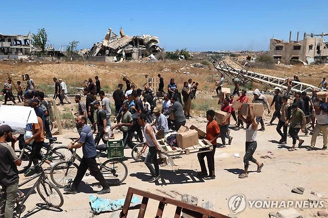 GHF 배급소에서 구호품 받아가는 팔레스타인 주민 [AFP 연합뉴스 자료사진. 재판매 및 DB 금지]