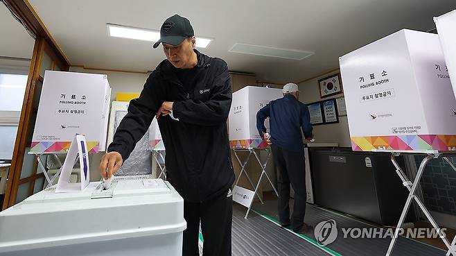 소중한 한 표 (인천=연합뉴스) 임순석 기자 = 제21대 대통령 선거일인 3일 새벽 인천 남동구 석천경로당에 마련된 간석4동 제2투표소에서 유권자들이 투표하고 있다. 2025.6.3 soonseok02@yna.co.kr