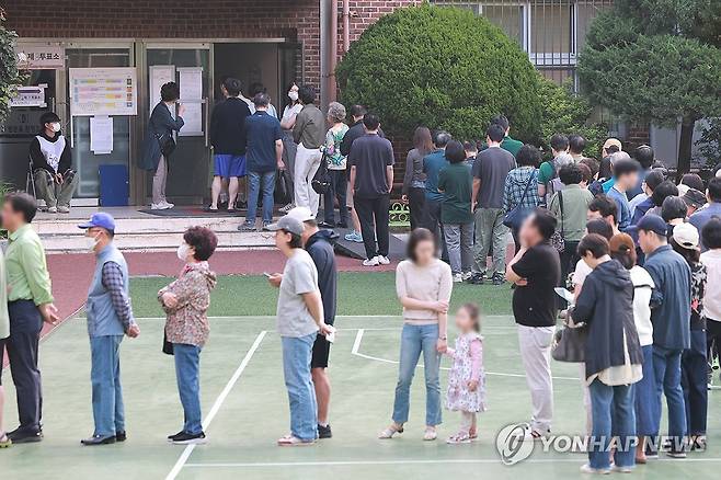 이른 아침 투표소 찾은 유권자들 (서울=연합뉴스) 신현우 기자 = 21대 대통령 선거일인 3일 새벽 서울 서초구 원명초등학교에 마련된 서초4동제3투표소와 서초4동제4투표소를 찾은 유권자들이 투표하기 위해 줄을 서고 있다. 2025.6.3 nowwego@yna.co.kr