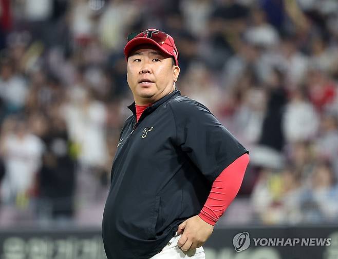 승리한 이범호 감독 (광주=연합뉴스) 조남수 기자 = 27일 광주기아챔피언스필드에서 열린 프로야구 키움 히어로즈와 KIA 타이거즈의 경기. KIA 이범호 감독이 7-5 승리를 거두고 선수들과 하이파이브를 나누기 위해 그라운드로 나서고 있다. 2025.5.27 iso64@yna.co.kr