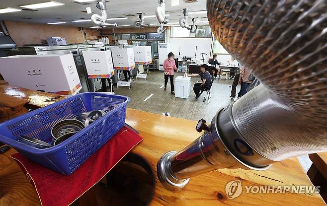 고깃집에서 대선 투표 (광명=연합뉴스) 홍기원 기자 = 제21대 대통령선거 투표일인 3일 경기도 광명시 한 음식점에 마련된 소하2동 제4투표소에서 유권자들이 투표하고 있다. 2025.6.3 xanadu@yna.co.kr