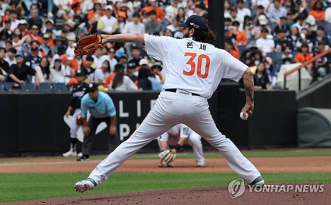 한화 선발 폰세 (대전=연합뉴스) 김준범 기자 = 3일 대전 한화생명 볼파크에서 열린 2025 신한 SOL 뱅크 KBO리그 한화 이글스와 kt 위즈의 경기. 1회초 한화 선발투수 폰세가 역투하고 있다. 2025.6.3 psykims@yna.co.kr