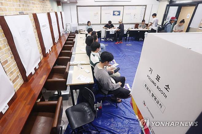 헤어미용실습실에 마련된 투표소 (서울=연합뉴스) 진연수 기자 = 제21대 대통령선거 투표일인 3일 서울 동대문구 서울정화고등학교 별관 헤어미용실습실에 마련된 제기동 제1투표소에서 유권자들이 투표하고 있다. 2025.6.3 jin90@yna.co.kr