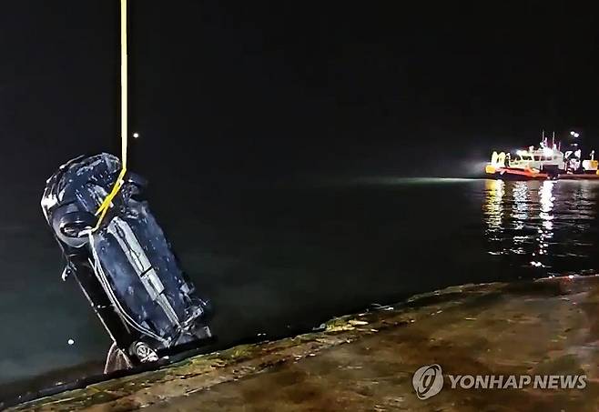 일가족 탑승 차량 인양하는 해경 (진도=연합뉴스) 2일 오후 전남 진도군 임회면 진도항 인근 해상으로 빠진 일가족 탑승 차량이 인양되고 있다. 2025.6.2 [목포해양경찰서 제공. 재판매 및 DB 금지] daum@yna.co.kr