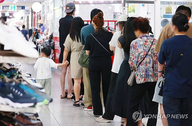 쇼핑센터에서 투표를 (서울=연합뉴스) 진연수 기자 = 제21대 대통령선거 투표일인 3일 서울 동대문구 한 쇼핑타운에 마련된 장안제1동 제2투표소에서 유권자들이 투표를 하기 위해 줄을 서 있다. 2025.6.3 jin90@yna.co.kr