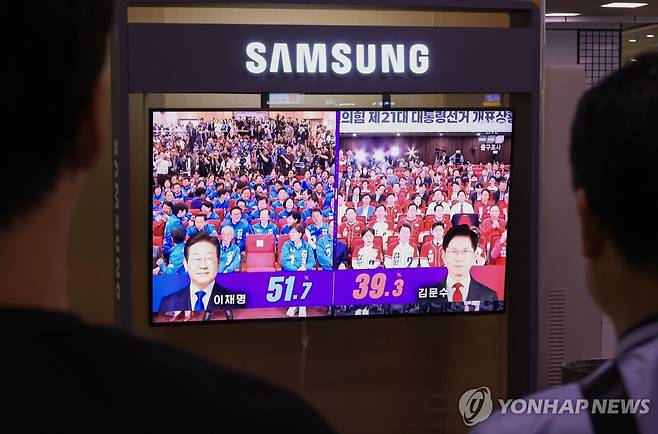 출구조사 발표 방송 지켜보는 시민들 (서울=연합뉴스) 최재구 기자 = 제21대 대통령선거가 치러진 3일 서울역 대합실에서 시민들이 TV를 통해 선거 출구조사 결과 발표 방송을 지켜보고 있다. 2025.6.3 jjaeck9@yna.co.kr