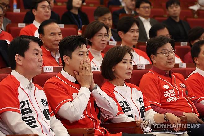 굳은 얼굴의 김용태-권성동 (서울=연합뉴스) 박동주 기자 = 국민의힘 김용태 비상대책위원장, 권성동 원내대표, 안철수, 나경원 의원 등이 3일 서울 여의도 국회도서관에 마련된 국민의힘 제21대 대통령선거 개표상황실에서 방송사 출구조사 결과를 지켜보고 있다. 2025.6.3 [공동취재] pdj6635@yna.co.kr