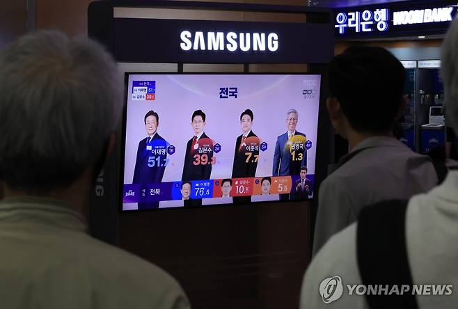 출구조사 발표 방송 지켜보는 시민들 (서울=연합뉴스) 최재구 기자 = 제21대 대통령선거가 치러진 3일 서울역 대합실에서 시민들이 TV를 통해 선거 출구조사 결과 발표 방송을 지켜보고 있다. 2025.6.3 jjaeck9@yna.co.kr