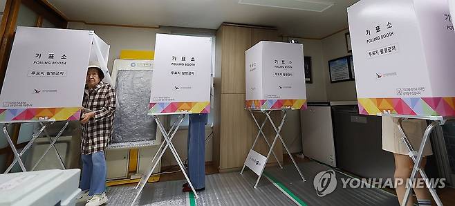 투표하는 유권자들 (인천=연합뉴스) 임순석 기자 = 제21대 대통령 선거일인 3일 새벽 인천 남동구 석천경로당에 마련된 간석4동 제2투표소에서 유권자들이 투표하고 있다. 2025.6.3 soonseok02@yna.co.kr