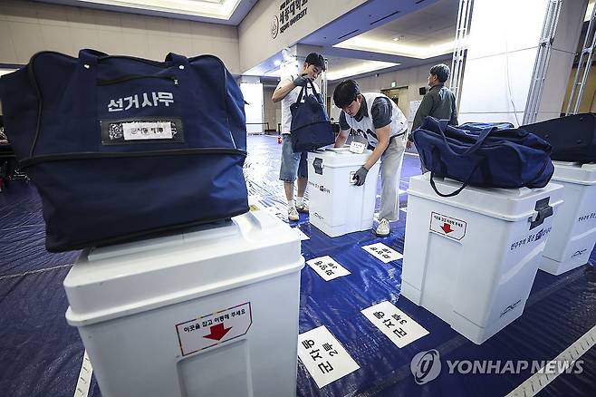 개표소 도착한 투표함 기사 내용과 관련 없음.