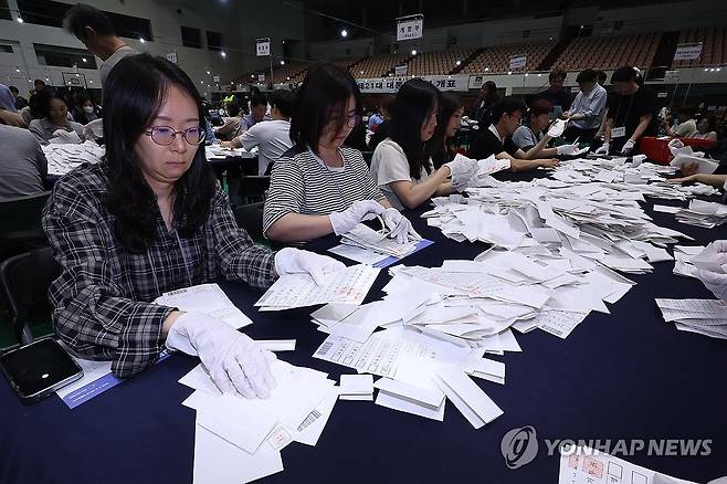'제21대 대선 개표 진행 중' (서울=연합뉴스) 서대연 기자 = 제21대 대통령 선거일인 3일 서울 관악구 서울대학교 체육관에 마련된 개표소에서 개표 작업이 이뤄지고 있다. 2025.6.3 dwise@yna.co.kr