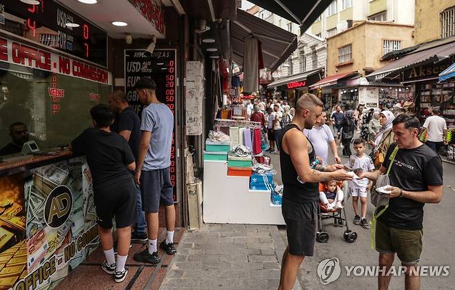 튀르키예 이스탄불의 환전소 [EPA 연합뉴스 자료사진. 재판매 및 DB 금지]