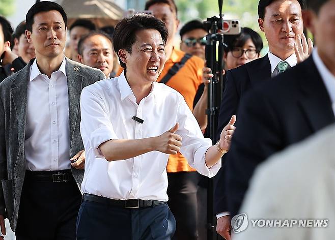 시민들에게 인사하는 이준석 후보 (화성=연합뉴스) 홍기원 기자 = 개혁신당 이준석 대선 후보가 1일 경기도 화성시 동탄호수공원에서 시민들에게 인사하고 있다. 2025.6.1 xanadu@yna.co.kr