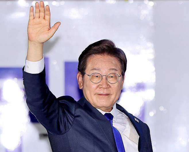 ▲&nbsp;4일 서울 영등포구 국회대로에 마련된 개표방송 시청 행사에서 제 21대 대통령 당선이 확실시 된 더불어민주당 이재명 대선 후보가 시민들을 향해 인사하고 있다. /이호윤 기자 256@incheonilbo.com