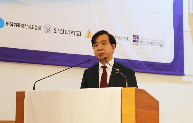 강성영 제9대 한신대학교 총장이 지난달 12일 한신대 경기캠퍼스 샬롬채플 대예배실에서 열린 '개교 85주년 기념 예식'에서 인사말을 하고 있다. 사진=한신대학교