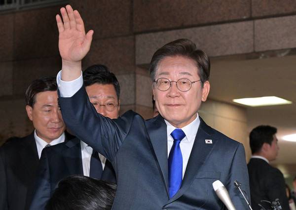 더불어민주당 이재명 대선 후보가 3일 인천시 계양구 자택 앞에서 이웃 주민과 지지자들을 향해 손을 들어보이고 있다. 이진우 기자 ljw@kihoilbo.co.kr