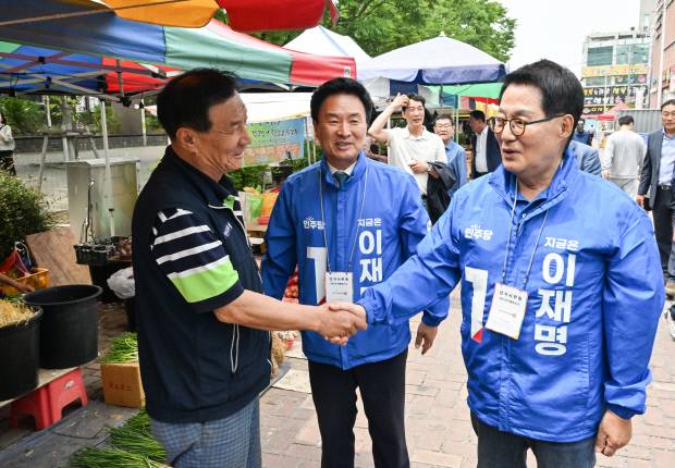 지난 31일 광주시 남구 주월동 푸른길공원 토요장터를 방문한 더불어민주당 박지원 의원.  <광주일보 자료 사진>