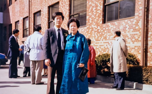 1989년 사법연수원 졸업식에서 모친인 고(故) 구호명 여사와 기념 촬영을 하는 민주당 이재명 대선 후보. /연합뉴스