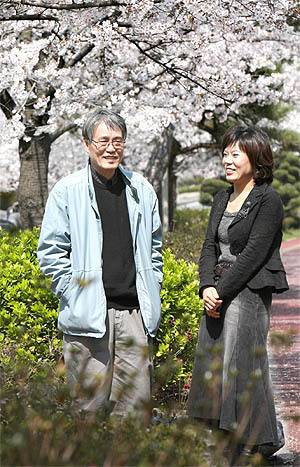 정양 시인(왼쪽)과 기명숙 시인. 벚꽃이 흩날리는 우석대 캠퍼스에서 만났다. 사진=전북일보 DB