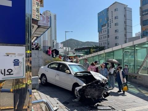 도시철도 1호선 장림역 인근 도로에서 택시가 보행로로 침범했다. 부산소방재난본부 제공