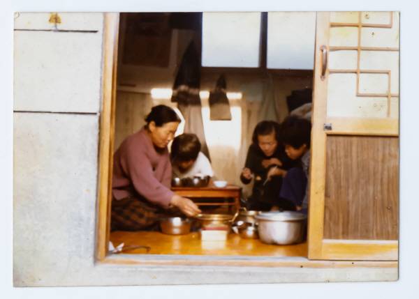 더불어민주당 이재명 대선 후보가 제21대 대통령 당선인으로 확정됐다. 사진은 1980년 성남으로 이사 온 지 4년 만에 지하를 벗어나 처음 1층으로 이사한 날 가족들과 밥을 먹는 장면을 셋째 형이 촬영한 장면. 이재명 당선인 측 제공