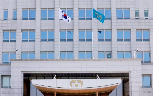 21대 이재명 대통령 임기가 시작된 4일 서울 용산 대통령실 청사에 봉황기가 게양돼 있다. 연합