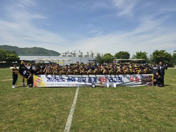 전국을 제패한 대구 상원고 선수들과 관계자들이 한 자리에 모여 기념사진을 찍고 있다.