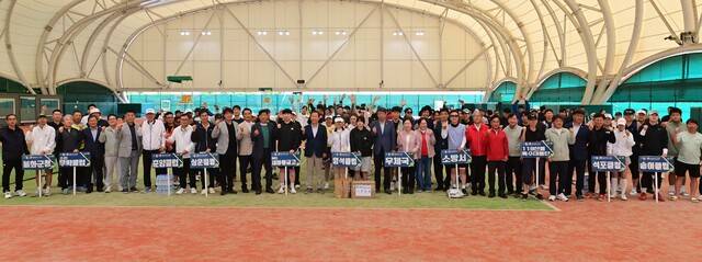 지난달 31일 열린 '제24회 봉화군수기 직장·단체 테니스대회'에서 박현국 봉화군수를 비롯 금동윤 봉화군의회 부의장, 박창욱 경북도의원 등 내빈과 선수들이 기념사진을 찍고 있다.