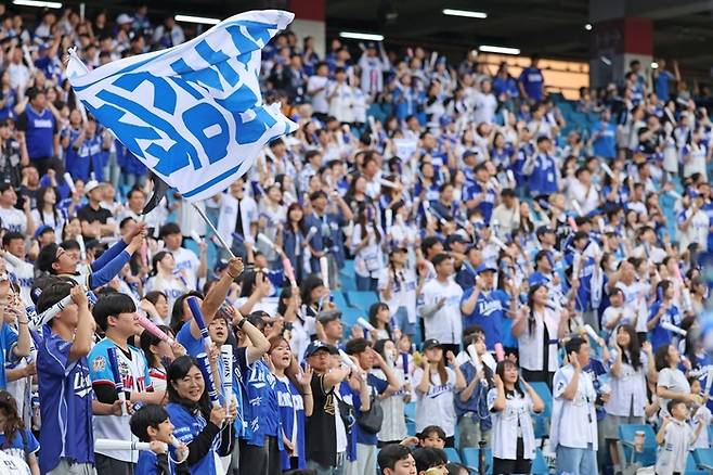 지난달 28일 대구 삼성라이온즈파크를 찾은 관중들. <삼성 라이온즈 제공>