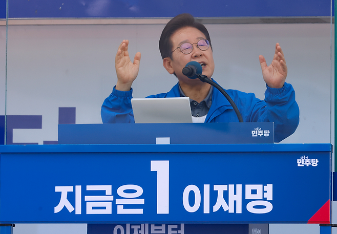 이재명 대통령이 지난 1일 대선 더불어민주당 후보로 대구를 찾아 동대구역 광장에서 유세를 하고 있다. <영남일보DB>