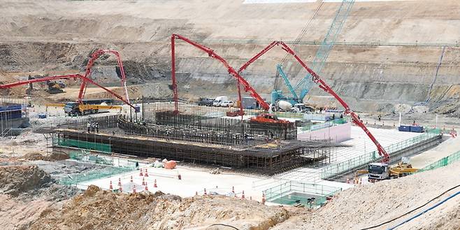 한국수력원자력이 지난달 20일 울진 신한울 3·4호기 건설 현장에서 신한울 3호기의 원자로 건물에 첫 콘크리트를 타설하며 본격적인 구조물 공사에 착수했다. 신한울 3·4호기는 지난 2022년 사업 재개가 되면서 국내 원전 생태계 복원의 상징으로 평가받고 있다.