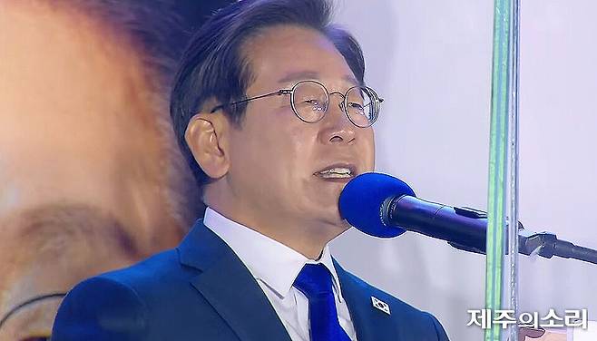 이재명 대선 후보가 4일 오전 1시쯤 서울 여의도 국회 앞에 마련된 더불어민주당 무대에 올라 정권교체에 따른 차기 정부의 운영 방안을 처음 언급하고 있다. [사진출처-더불어민주당 생중계 갈무리]