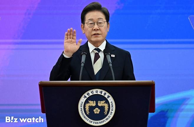 이재명 대통령이 4일 서울 여의도 국회 로텐더홀에서 열린 제21대 대통령 취임 선서 행사에서 선서하고 있다./사진=이명근 기자 qwe123@