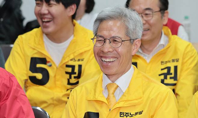 권영국 민주노동당 대선 후보가 3일 서울 구로구 선거캠프에서 제21대 대통령선거 출구조사 결과를 지켜보고 있는 모습.(사진=연합뉴스)