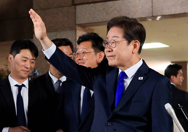 제21대 대통령 선거에서 당선이 확실시되는 더불어민주당 이재명 후보가 3일 밤 인천 계양구 자택을 나서며 주민과 지지자들을 향해 인사하고 있다. (사진=연합뉴스)