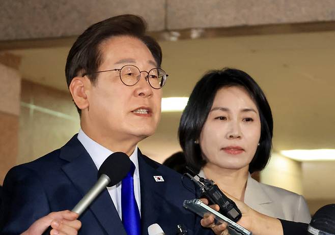 지난 3일 제21대 대통령 당선이 확실시되는 상황에서 인천 계양구 자택을 나서고 있는 이재명 대통령.(사진=연합뉴스)